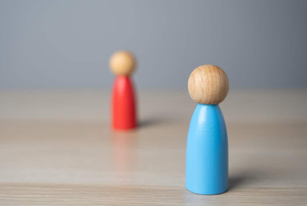 Bonhomme en bois rouge et bleu